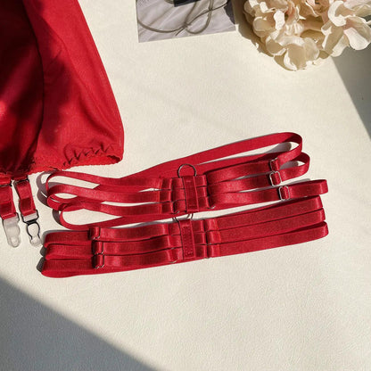 Satynowy komplet bielizny ze spódniczką