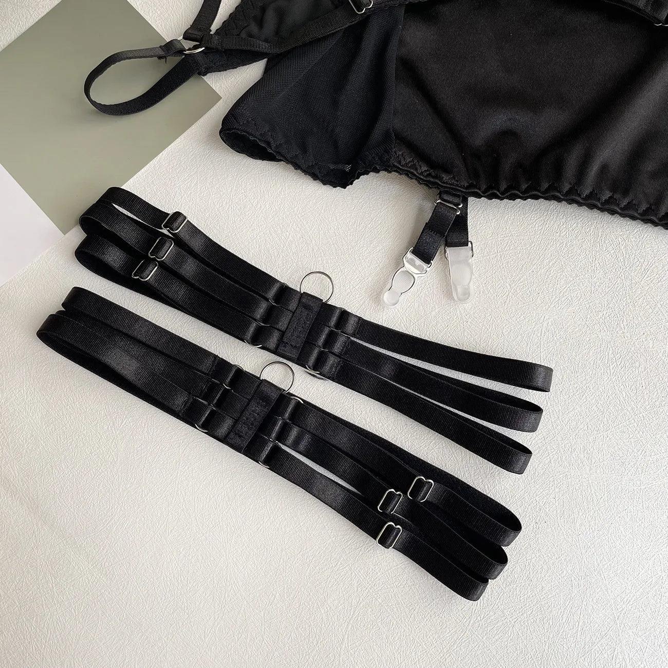 Satynowy komplet bielizny ze spódniczką