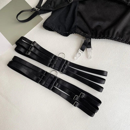 Satynowy komplet bielizny ze spódniczką