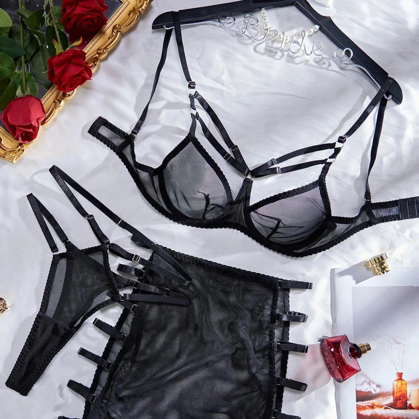 Siateczkowy komplet bielizny ze spódniczką z wycięciami