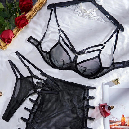 Siateczkowy komplet bielizny ze spódniczką z wycięciami