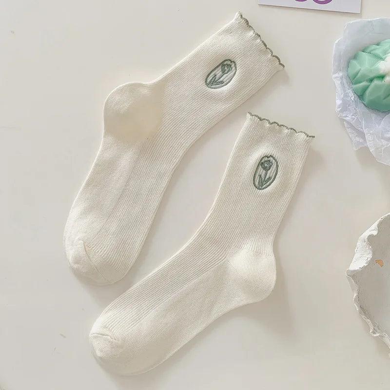 Skarpety z kwiatowym haftem