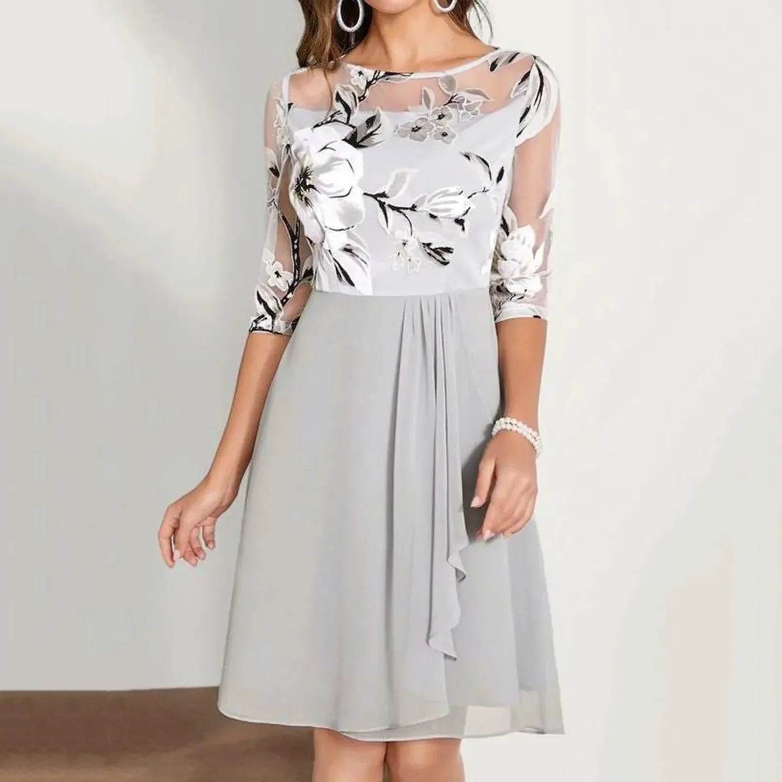 Sukienka midi z rękawem 3/4 z motywem kwiatowym