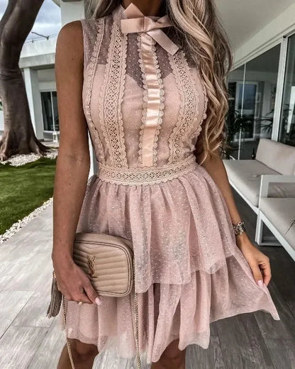 Sukienka mini bez rękawów z falbanami