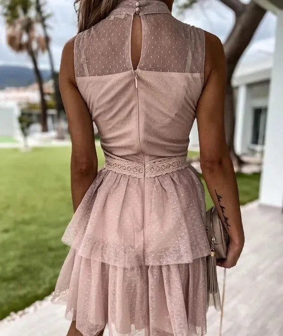 Sukienka mini bez rękawów z falbanami