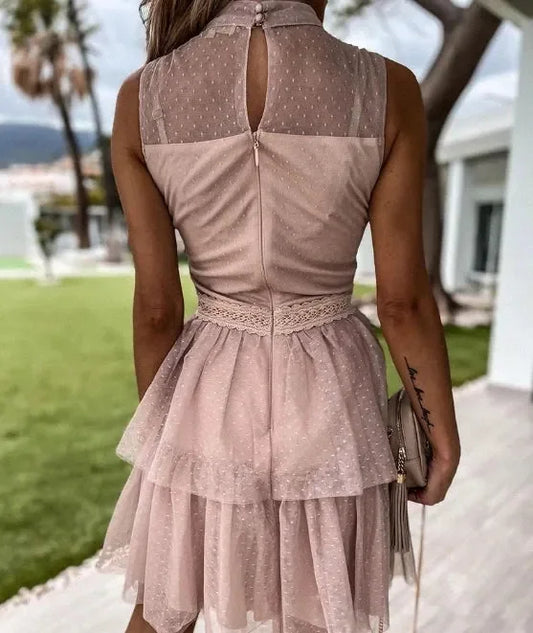 Sukienka mini bez rękawów z falbanami