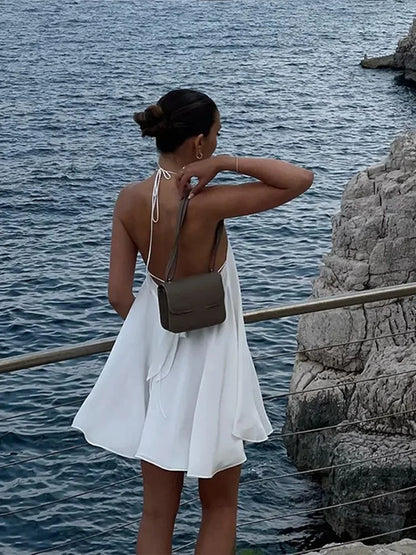 Sukienka mini z głębokim wycięciem na plecach