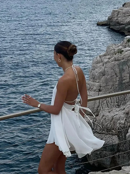 Sukienka mini z głębokim wycięciem na plecach