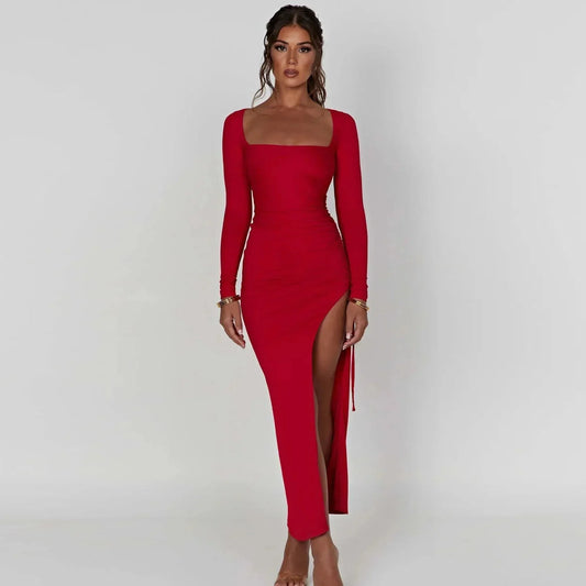 Sukienka z rozcięciem na nogę