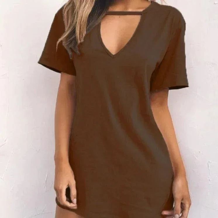 Sukienka z wycięciem na dekolcie