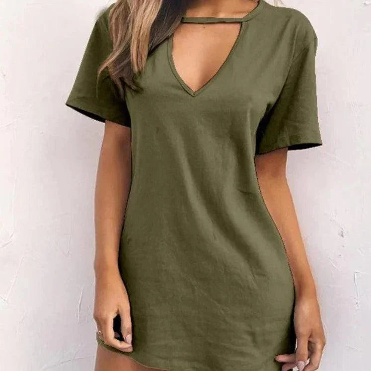 Sukienka z wycięciem na dekolcie