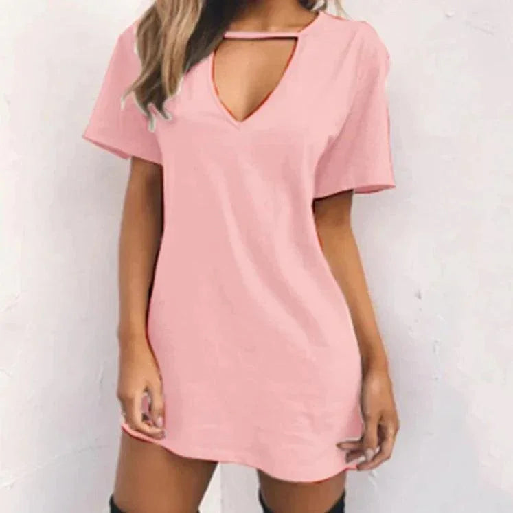 Sukienka z wycięciem na dekolcie