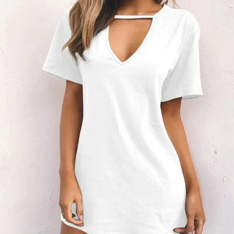 Sukienka z wycięciem na dekolcie