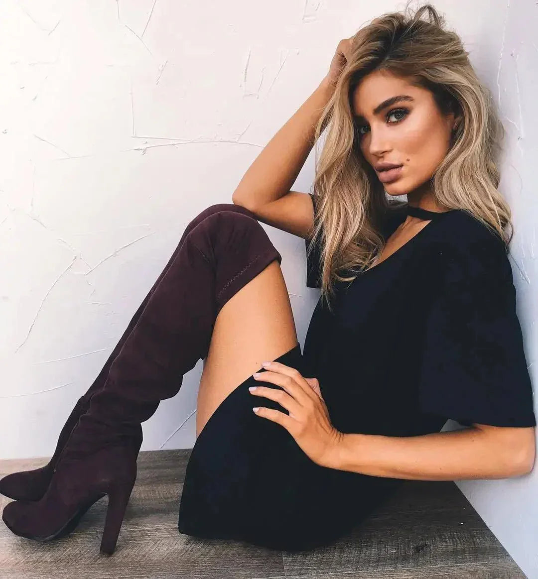 Sukienka z wycięciem na dekolcie