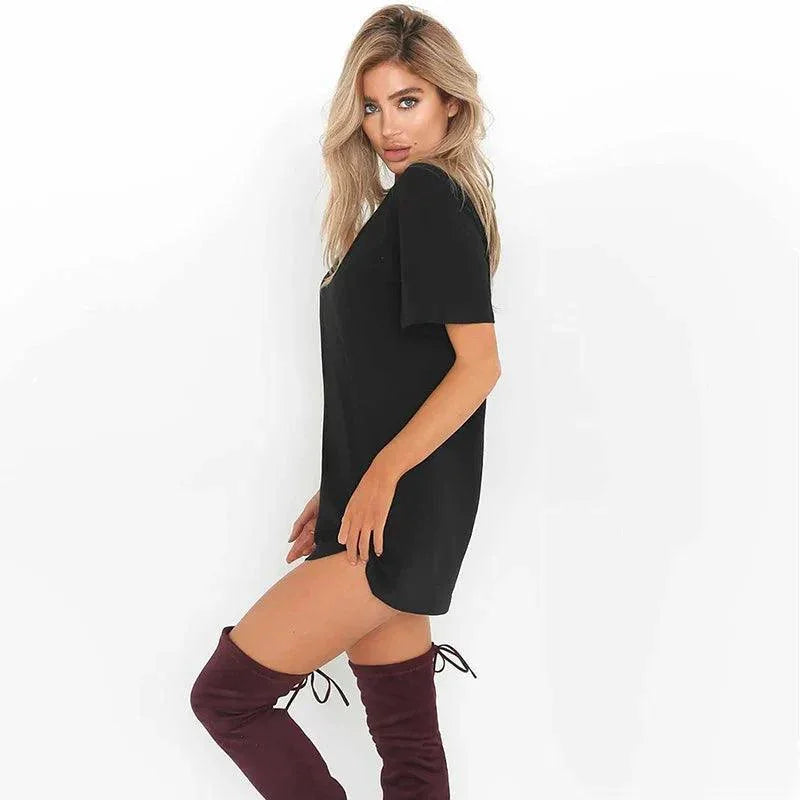 Sukienka z wycięciem na dekolcie