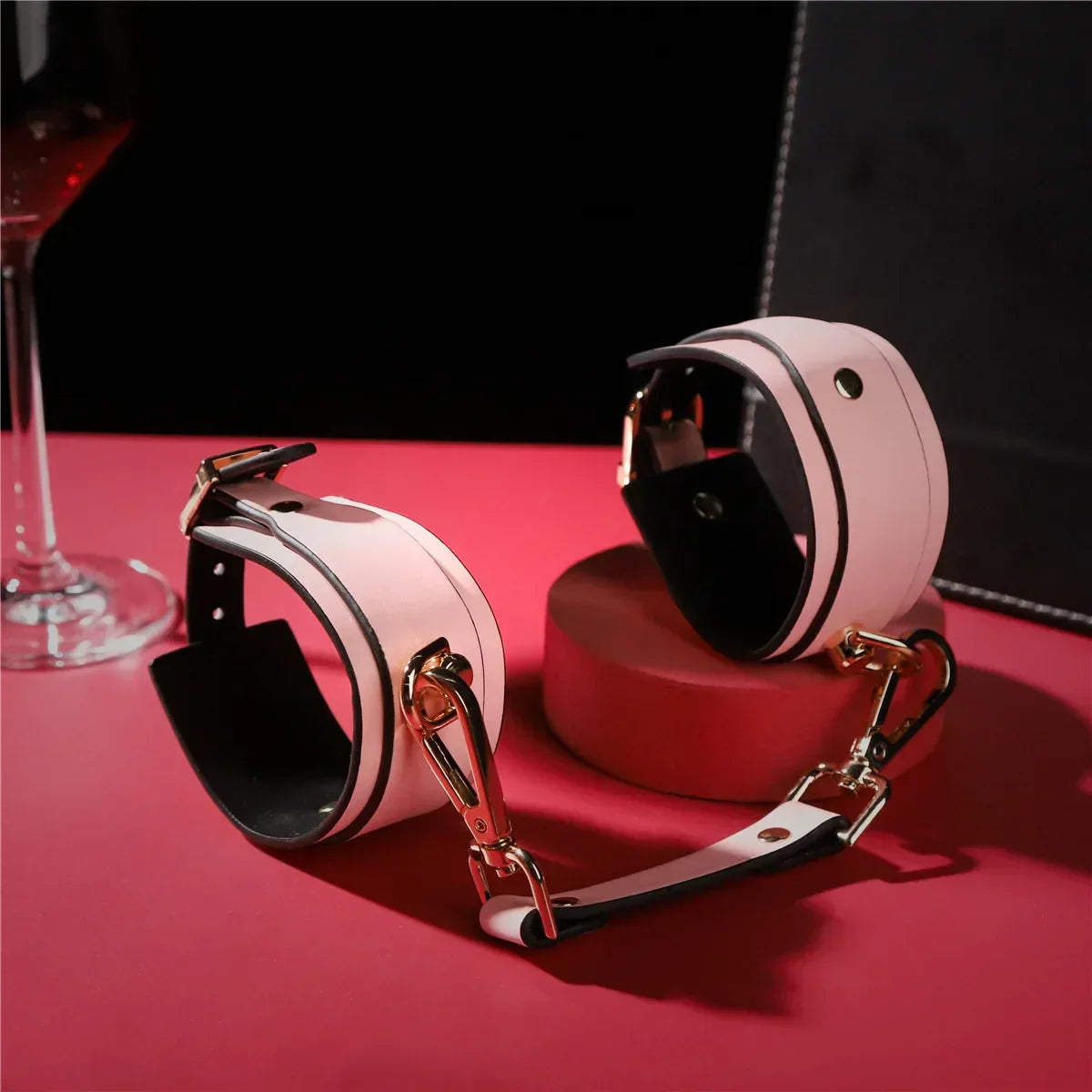 Święcące w ciemności kajdanki