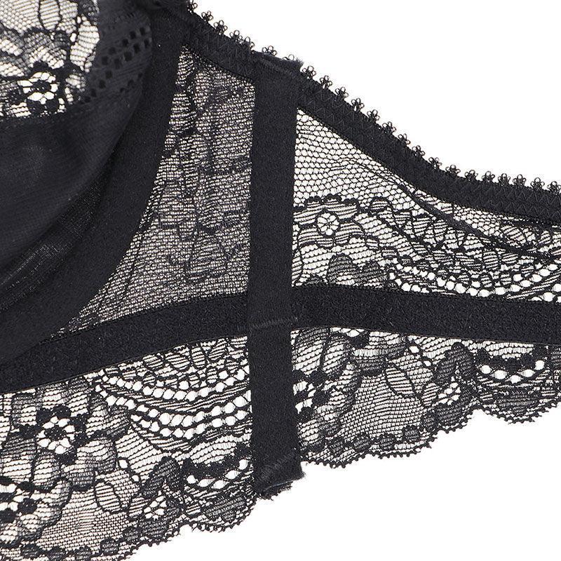 Trzyelementowy zestaw koronkowej bielizny