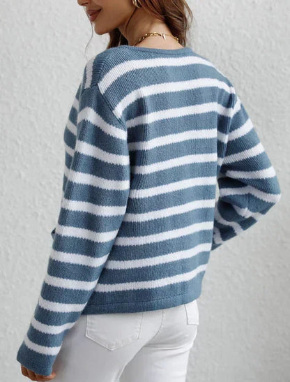 Zapinany na guziki sweter damski o klasycznym kroju w paski